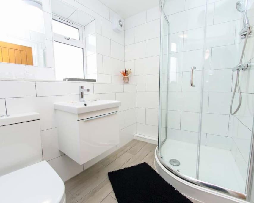 Luxe Living Guest House-Sleeps 6-Private Parking-Free Wifi-Beach-City Swansea Exterior foto